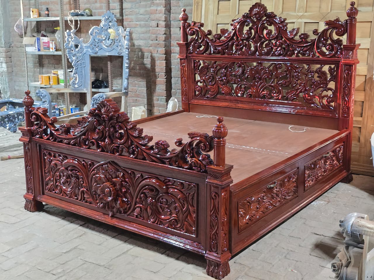 Luxury Hand-Carved Royal Wooden Bed Luxury Hand-Carved Royal Wooden Bed
