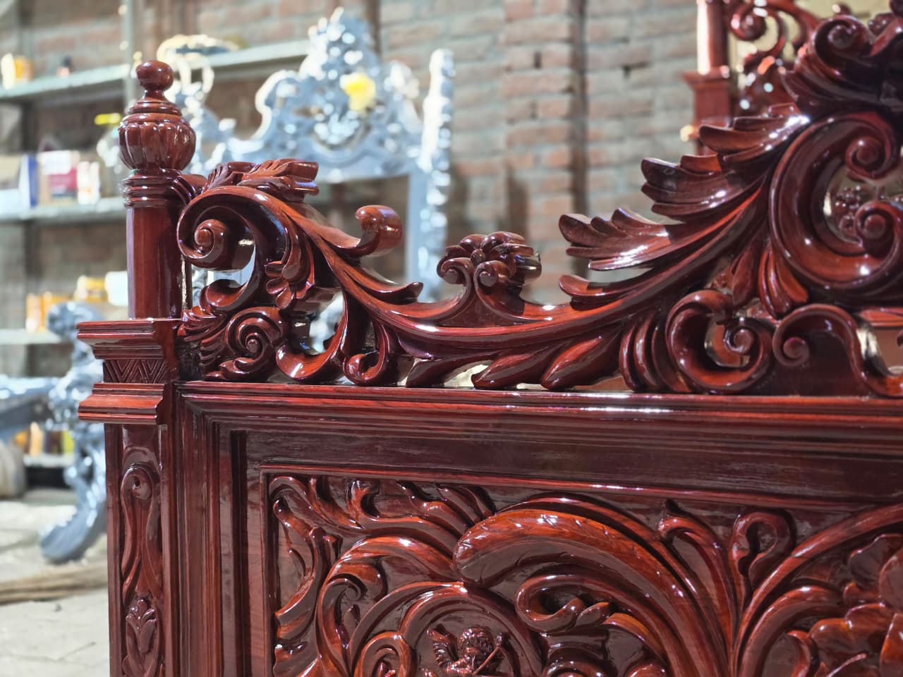 Luxury Hand-Carved Royal Wooden Bed Luxury Hand-Carved Royal Wooden Bed