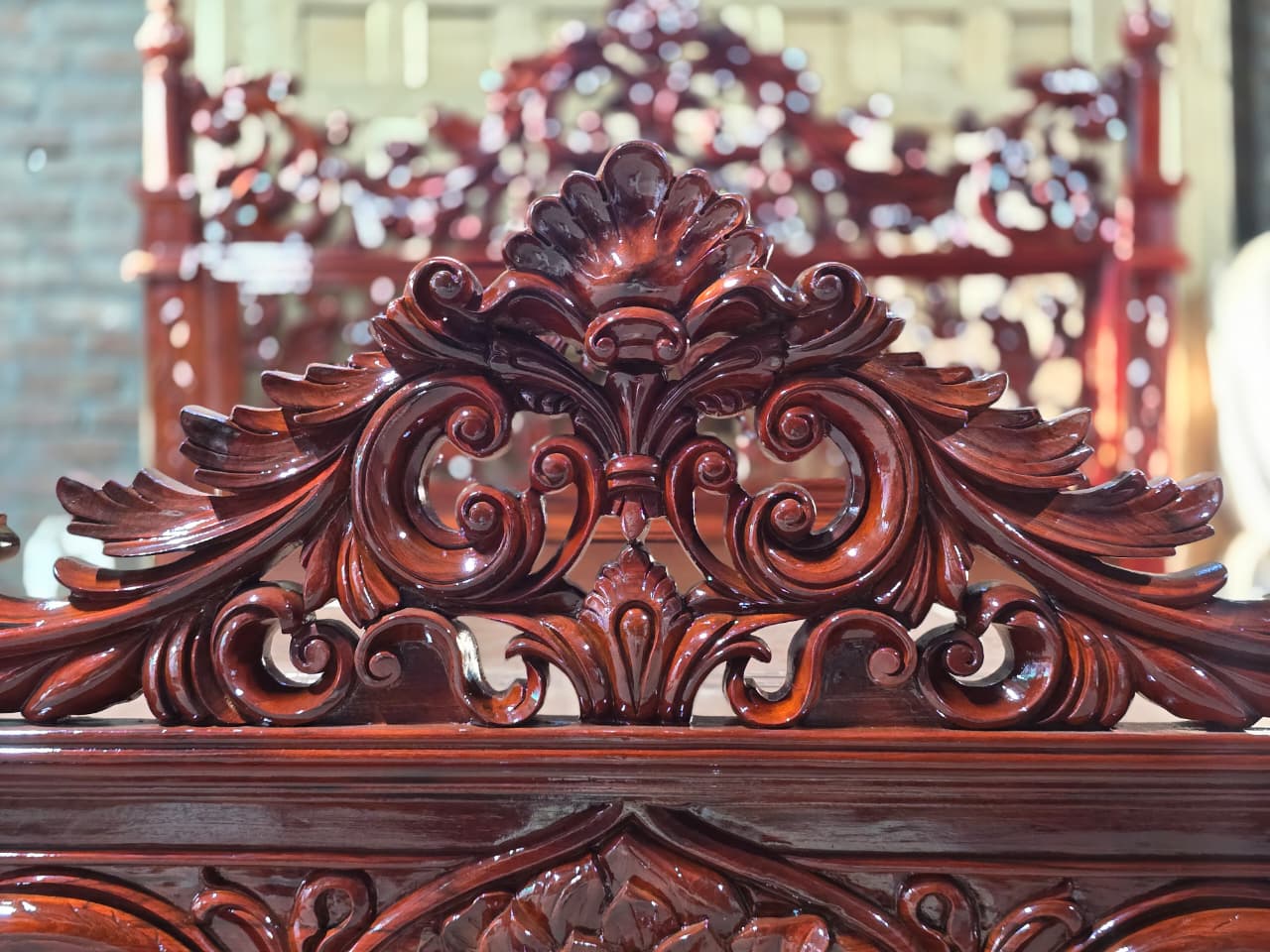 Luxury Hand-Carved Royal Wooden Bed Luxury Hand-Carved Royal Wooden Bed