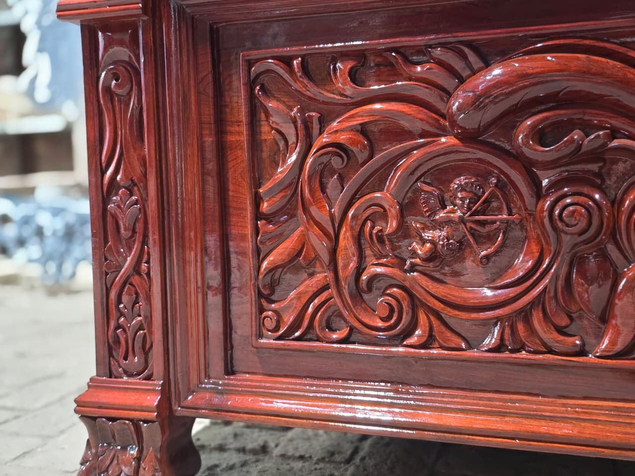Luxury Hand-Carved Royal Wooden Bed Luxury Hand-Carved Royal Wooden Bed