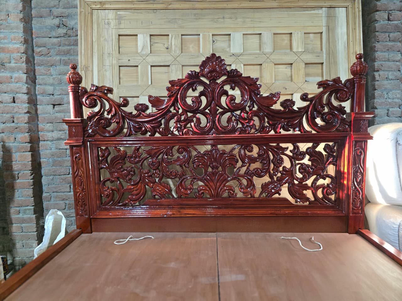 Luxury Hand-Carved Royal Wooden Bed Luxury Hand-Carved Royal Wooden Bed