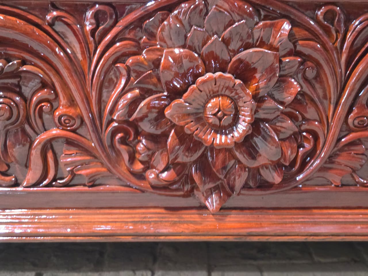 Luxury Hand-Carved Royal Wooden Bed Luxury Hand-Carved Royal Wooden Bed