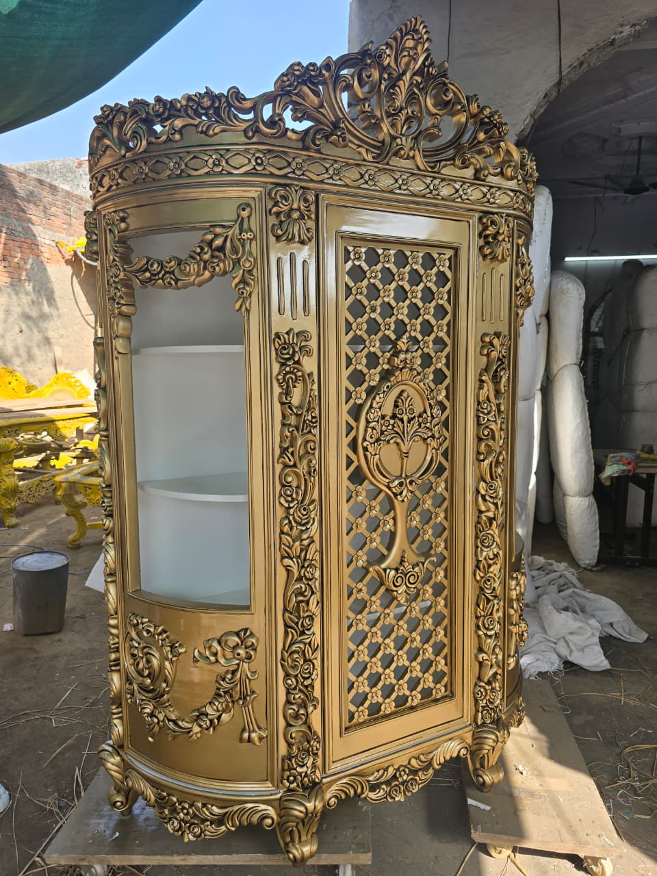 Luxury Hand-Carved Royal Crockery Unit Luxury Hand-Carved Royal Crockery Unit